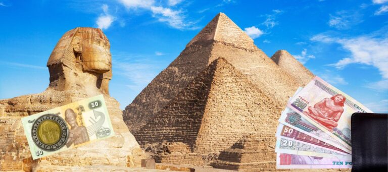 obrazek przedstawia piramidę i egipskie pieniądze